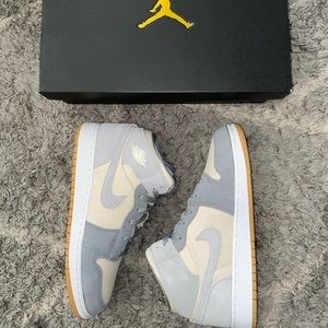 Air Jordan 1 Mid SE (GS)
